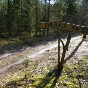 Norāde uz Virsaišu ūdenskrituma dabas taku Norāde uz Virsaišu ūdenskrituma dabas taku