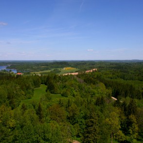 Skats no Gaiziņkalna vecā skatu torņa Skats no Gaiziņkalna vecā skatu torņa