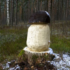 No koka izgriezta sēnes skulptūra mežā No koka izgriezta sēnes skulptūra mežā
