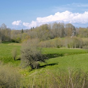 Embūtes senleja pavasarī, skatu tornis Embūtes senleja pavasarī, skatu tornis