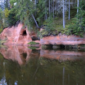 Bezdelīgu klintis Skaņākalna dabas parkā Bezdelīgu klintis Skaņākalna dabas parkā
