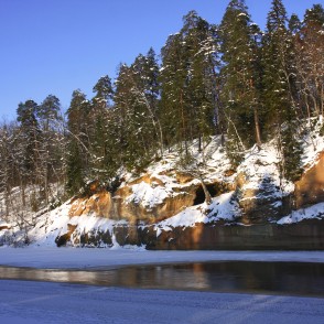 Velnalas klintis Siguldā, ziemā Velnalas klintis Siguldā, ziemā