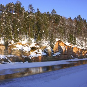 Velnalas klintis Siguldā, ziemā Velnalas klintis Siguldā, ziemā