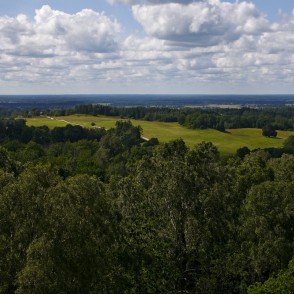 Skats uz Vanagkalnu no Kamparkalna skatu torņa Skats uz Vanagkalnu no Kamparkalna skatu torņa