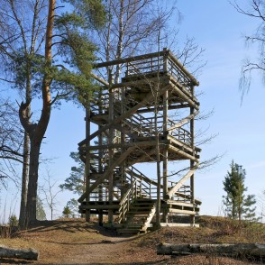 Putnu vērošanas tornis Kaņiera pilskalnā Putnu vērošanas tornis Kaņiera pilskalnā