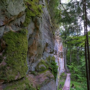 Ejot pa Līču-Laņģu klinšu taku Ejot pa Līču-Laņģu klinšu taku