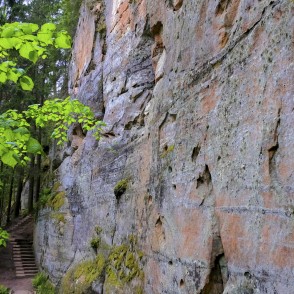 Ejot pa Līču-Laņģu klinšu taku Ejot pa Līču-Laņģu klinšu taku