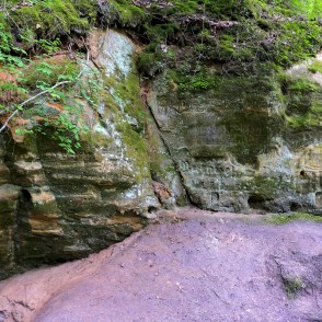 Ejot pa Līču-Laņģu klinšu taku Ejot pa Līču-Laņģu klinšu taku