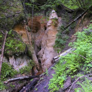 Ejot pa Līču-Laņģu klinšu taku Ejot pa Līču-Laņģu klinšu taku