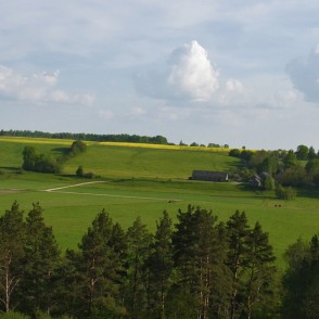 Skats no Greiļu kalna uz Abavas senleju Skats no Greiļu kalna uz Abavas senleju