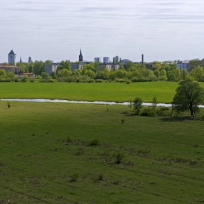 Skats no Pils salas skatu torņa pār Lielupes palienes pļavām uz Jelgavu Skats no Pils salas skatu torņa pār Lielupes palienes pļavām uz Jelgavu