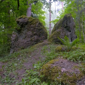 Akmeņi Gārsenes dabas takā Akmeņi Gārsenes dabas takā
