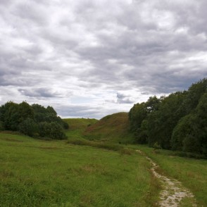 Skats uz Aizkraukles pilskalnu Skats uz Aizkraukles pilskalnu