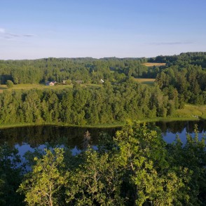 Skats no skatu torņa Korneti Dzērves kalnā Skats no skatu torņa Korneti Dzērves kalnā