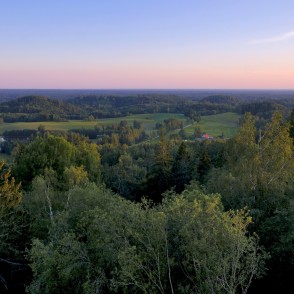 Skats no Dēliņkalna skatu torņa Skats no Dēliņkalna skatu torņa