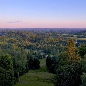 Skats no Dēliņkalna skatu torņa Skats no Dēliņkalna skatu torņa