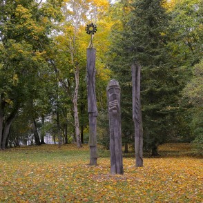 Koka staba skulptūras zeltainā rudens parkā Koka staba skulptūras zeltainā rudens parkā