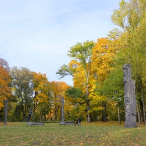 Koka skulptūras Lielvārdes parkā rudens saulē Koka skulptūras Lielvārdes parkā rudens saulē