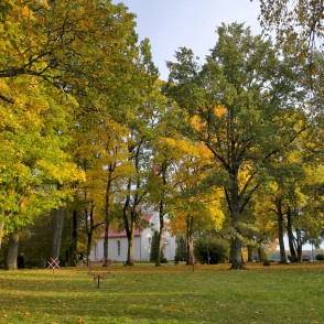 Balta baznīca Lielvārdes parkā rudenī Balta baznīca Lielvārdes parkā rudenī