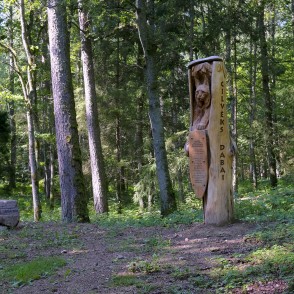 Koka skulptūra Aizvīķu meža parkā Koka skulptūra Aizvīķu meža parkā