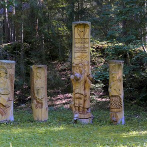 Koka skulptūras Aizvīķu meža parkā Koka skulptūras Aizvīķu meža parkā