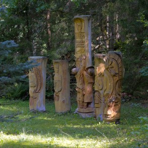 Koka skulptūras Aizvīķu meža parkā Koka skulptūras Aizvīķu meža parkā