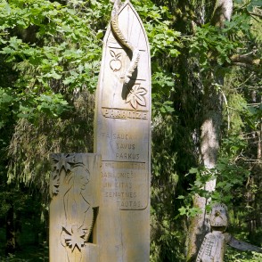 Koka skulptūras Aizvīķu meža parkā Koka skulptūras Aizvīķu meža parkā