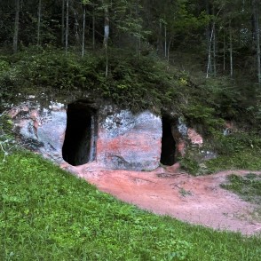 Pagrabalas Rīgas kalna iežos, Līgatne Pagrabalas Rīgas kalna iežos, Līgatne
