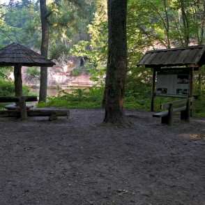 Atpūtas vieta pie Velnalas klintīm Atpūtas vieta pie Velnalas klintīm