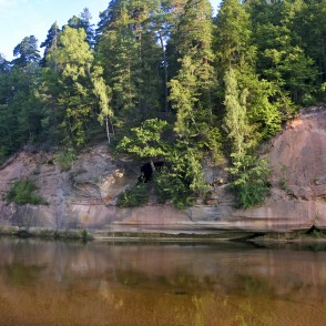 Velnalas klintis un Velna ala Velnalas klintis un Velna ala
