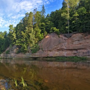Velnalas klintis un ala Siguldā Velnalas klintis un ala Siguldā