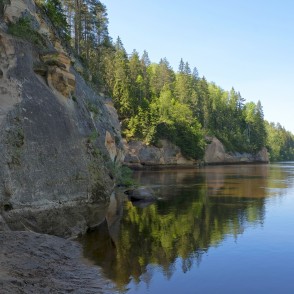 Ērgļu (arī Ērģeļu klintis, Pieškaļu iezis un Pieškalnu iezis) Ērgļu (arī Ērģeļu klintis, Pieškaļu iezis un Pieškalnu iezis)