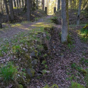 Divi tiltiņi Ugāles pilskalnā Divi tiltiņi Ugāles pilskalnā