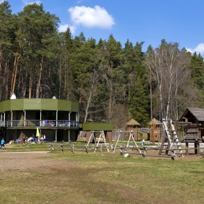 Kafejnīca "Lutauša galds" Tērvetes dabas parkā Kafejnīca "Lutauša galds" Tērvetes dabas parkā