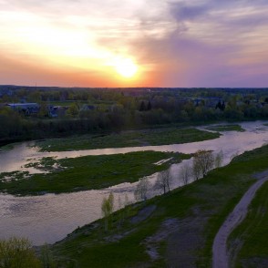 Kuldīgas saulrieta ainava no skatu torņa Kuldīgas saulrieta ainava no skatu torņa