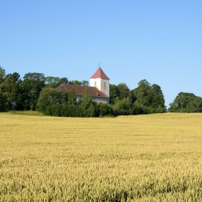 Lauku ainava ar Sātu luterāņu baznīcu Lauku ainava ar Sātu luterāņu baznīcu
