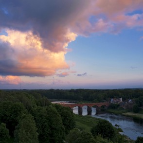 Skats uz Kuldīgas ķieģeļu tiltu no skata torņa Skats uz Kuldīgas ķieģeļu tiltu no skata torņa