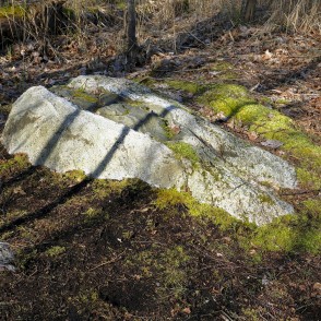 Zemē iegrimis akmens Zemē iegrimis akmens