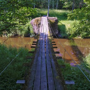 Trosu tiltiņš uz dižakmeni Velna skroderis Trosu tiltiņš uz dižakmeni Velna skroderis