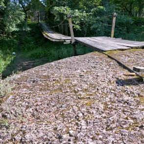 Trosu tiltiņš uz dižakmeni Velna skroderis Trosu tiltiņš uz dižakmeni Velna skroderis