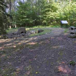 Dobumakmeņu apskates vieta mežā ar taku un informatīvo stendu Dobumakmeņu apskates vieta mežā ar taku un informatīvo stendu