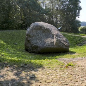 Šilales kūlis zaļā ieplakā pie bruģēta celiņa un meža malas Šilales kūlis zaļā ieplakā pie bruģēta celiņa un meža malas