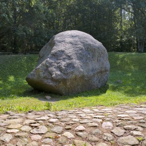 Šilales kūlis meža ieplakā ar bruģētu celiņu priekšplānā Šilales kūlis meža ieplakā ar bruģētu celiņu priekšplānā