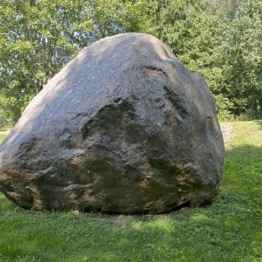 Šilales kūlis pie meža ar zālienu un informatīvo stendu fonā Šilales kūlis pie meža ar zālienu un informatīvo stendu fonā