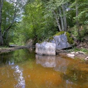 Žākļu dižakmens, Vizlas upe Žākļu dižakmens, Vizlas upe