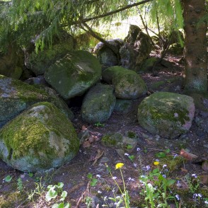 Akmeņi pie Zvārdes baznīcas drupām Akmeņi pie Zvārdes baznīcas drupām