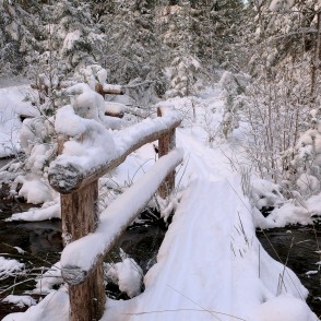 Tiltiņš pāri strautam ziemā Tiltiņš pāri strautam ziemā