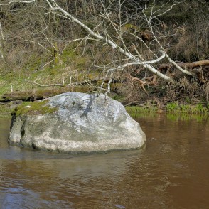 Akmens Viesatas upē Akmens Viesatas upē