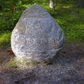 Akmens skulptūra Bernātu izziņas takās Akmens skulptūra Bernātu izziņas takās