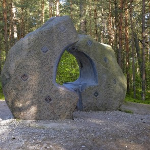 Skulptūra "Derību akmeņi" Bernātu izziņas takās Skulptūra "Derību akmeņi" Bernātu izziņas takās